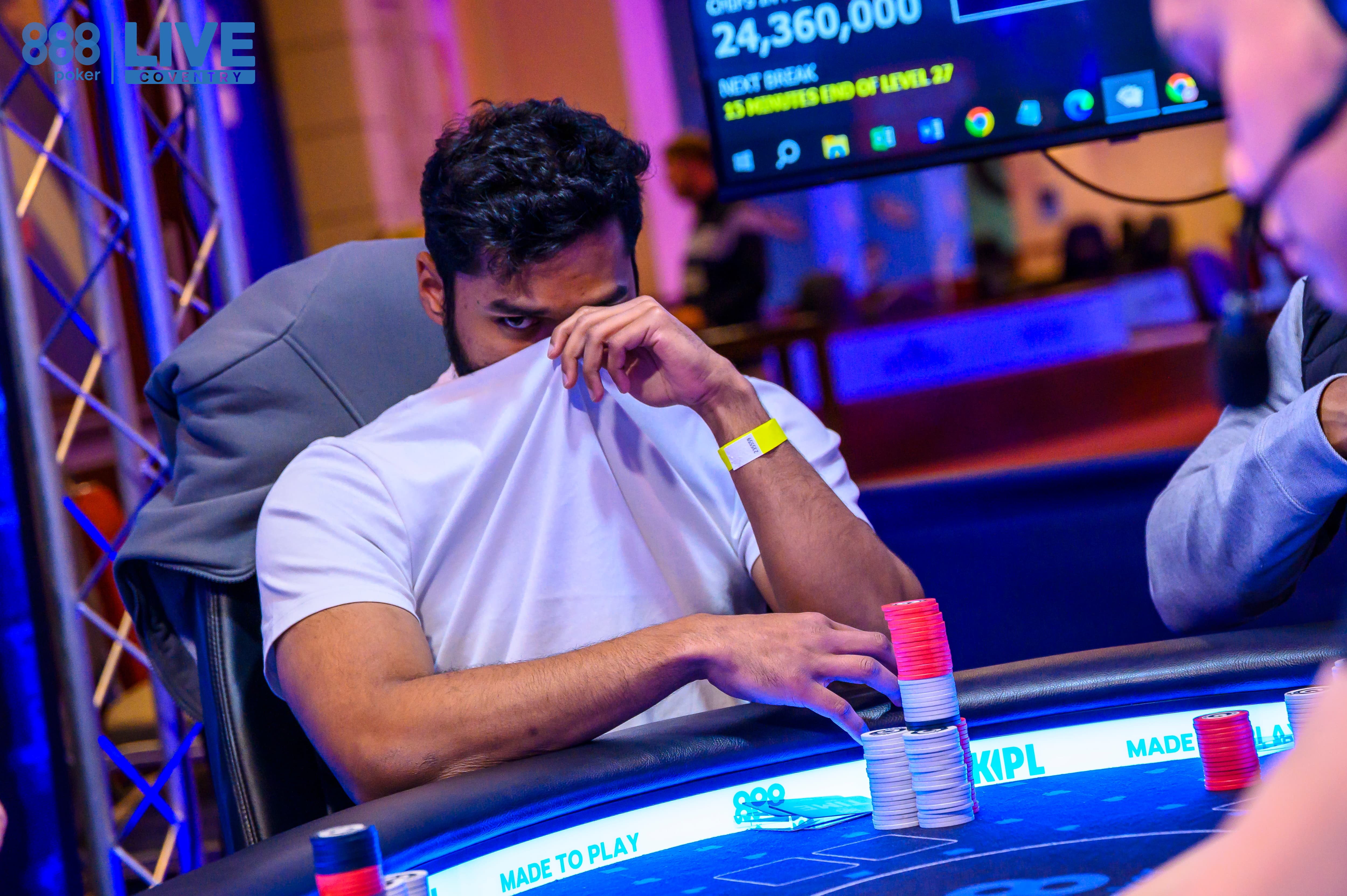 jogador de poker bluff