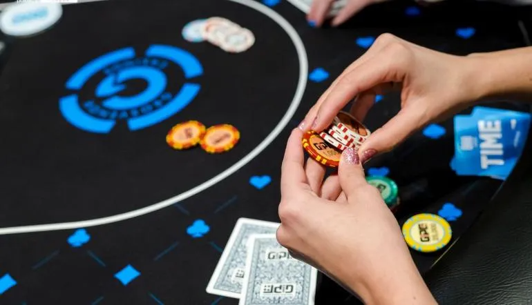 fichas e cartas de poker
