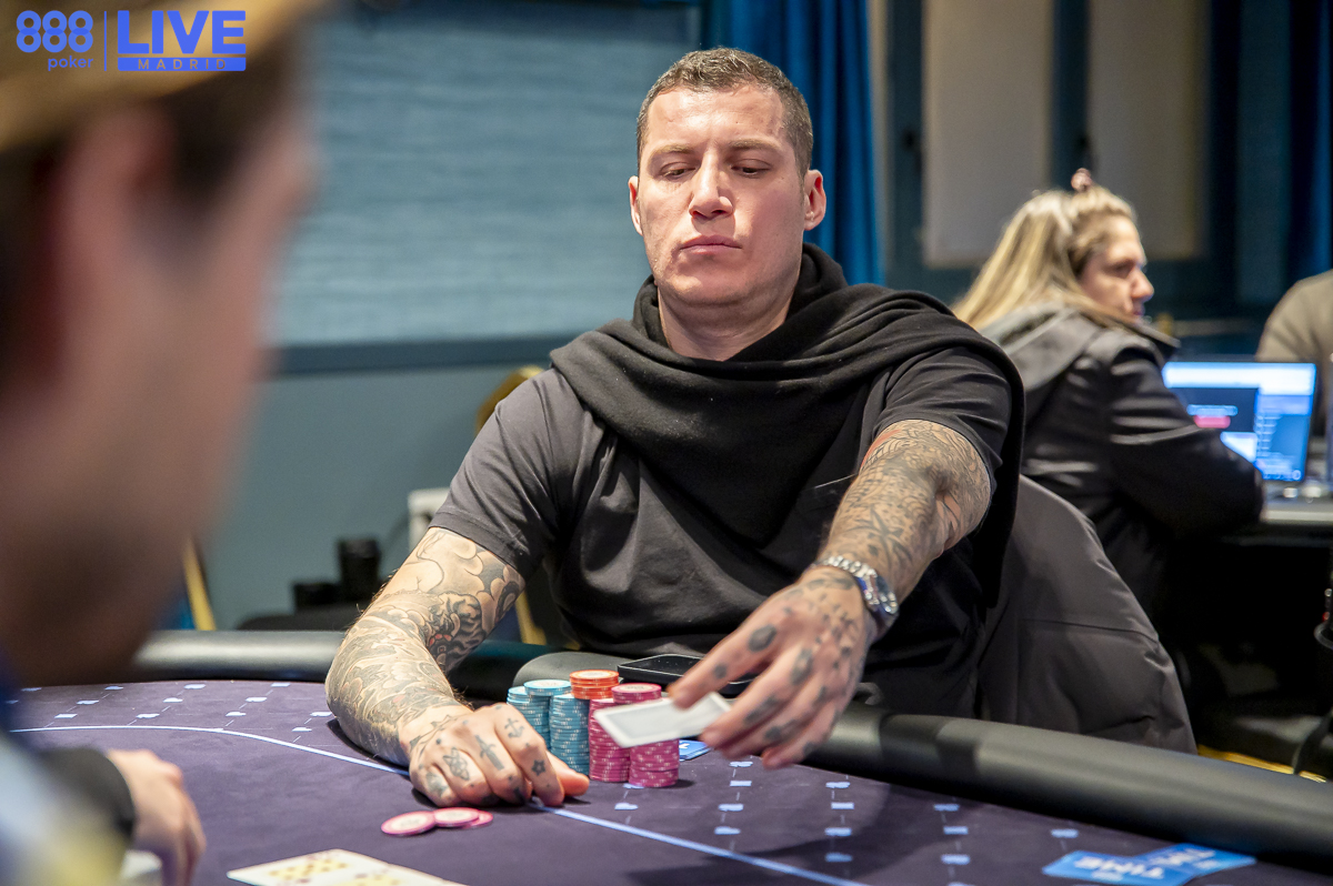 jogador de poker fold