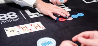 Como os Draws no Poker Permitem Transformar Mãos Fracas em Vitórias