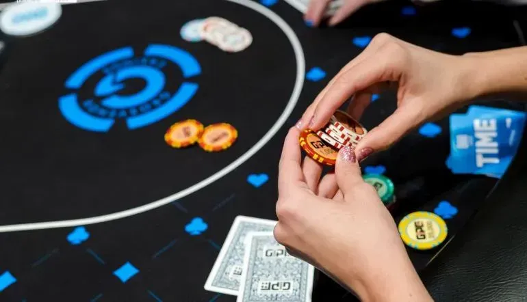 fichas e cartas de poker